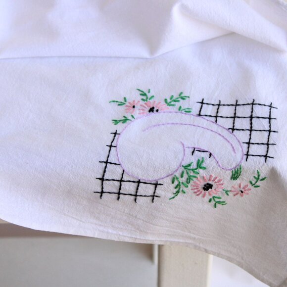 Vintage 1950s Tablecloth, Embroidered Eggplant, Or Kitchen Towel - Picture 6 of 10